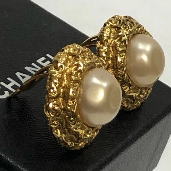 CHANEL Pearl Round Vintage Clip-On Earrings Gold Tone 93A Auth w/Box #2693 - Picture 2 of 8